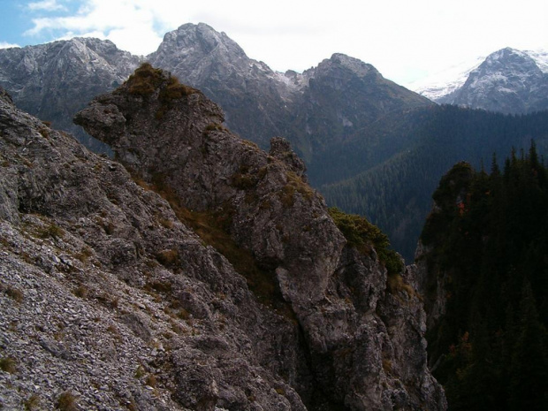 Kiernia, w tle Giewont #góry #masyw #mountain #Tatry #Zachodnie #Kiernia #Giewont #skała