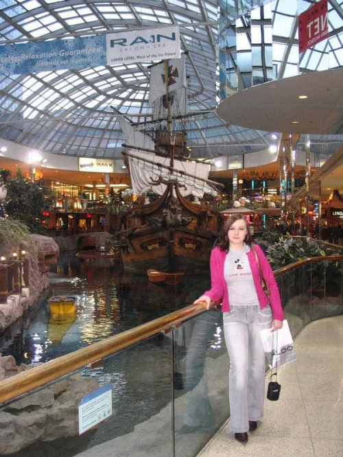 Santa Maria w tle, West Edmonton Mall, Luty 2007