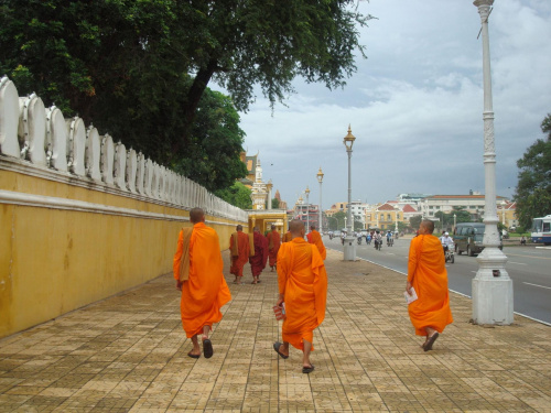 monks nearby The Great Palce in Phnom Penh #Kambodza #PhnomPenh