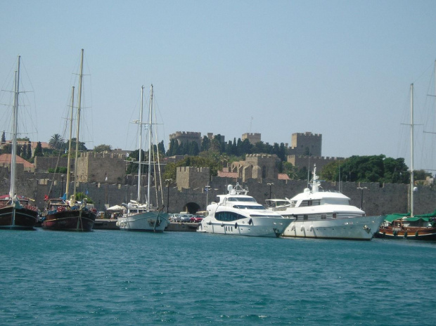 Port w Starym Miescie #StareMiasto #Rodos #ruiny #morze #statek