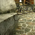 drewno kamień i stal
