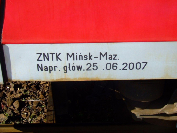 8.10.2007 Skład ciągnięty przez ET42. W składzie widzimy 2 lokomotywy, jedną za et42 jest to nowa stonka a dalej to pseudo gagarin