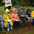 W plenerze najlepiej smakują pieczone kiełbaski.