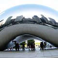 słynna "fasolka"-jest to rzeźba zatytułowana Cloud Gate -wrota chmur-Przeglądają się w niej jak w krzywym zwierciadle widzowie. a także widać niesamowite odbicie miasta Chicago