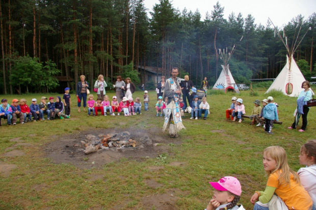 Pożegnanie z indianami i zdjęcia grupowe.