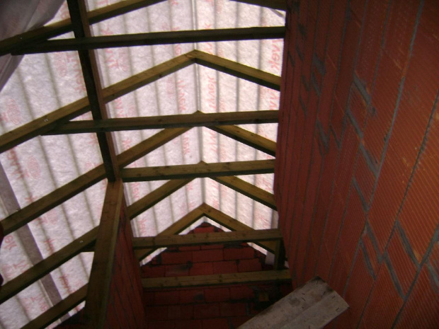 2007 grudzień_układanie folii dachowej korytarz na piętrz