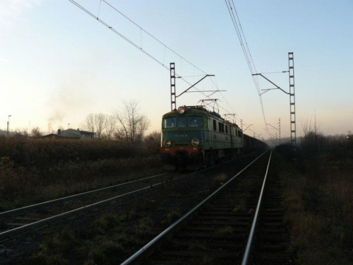 ET41-016 z węglarkami na szlaku pomiędzy Rudą Bielszowice a Kochłowicami.
(Data wykonania 08.12.2007)