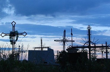 niebo cmentarne #niebo #chmury #krzyż #krzyże #cmentarz #mydłów #borków #świętokrzyskie