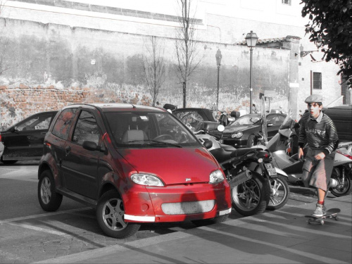samochodzik jak malowany #rzym #włochy #roma #italia #samochód #chłopiec #deskorolka #czerwony #ulica
