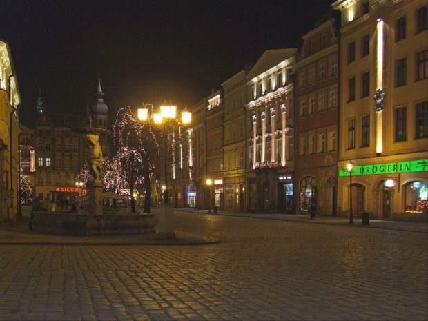 Świdnicki Rynek światecznym wieczorem