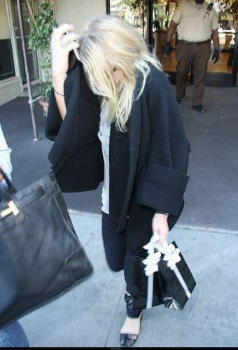 Ashley walking in Beverly Hills-paparazzi grudzień 2007