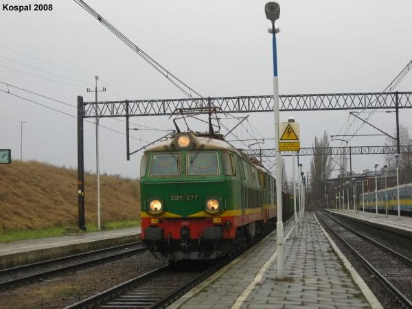 19.01.2008 201E-277 PTK Rybnik z składem Eaosów.