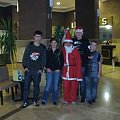 Nasz hotelowy mikolaj a w tle choineczka