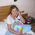Claudynka dzwoni do brata do sasiedniego pokoju