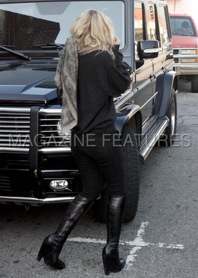 Ashley gets in her car in West-Hollywood and checks out a house-paparazzi styczeń 2008