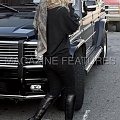 Ashley gets in her car in West-Hollywood and checks out a house-paparazzi styczeń 2008