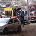 W Warszawie na skrzyżowaniu ul. Broniewskiego i Armii Krajowej o godz. 13.45 ciężarówka zderzyła się z tramwajem linii 28. Tramwaj wypadł z szyn, całe rondo i okoliczne ulice są zablokowane. Prawdopodobnie jedna osoba została ranna.