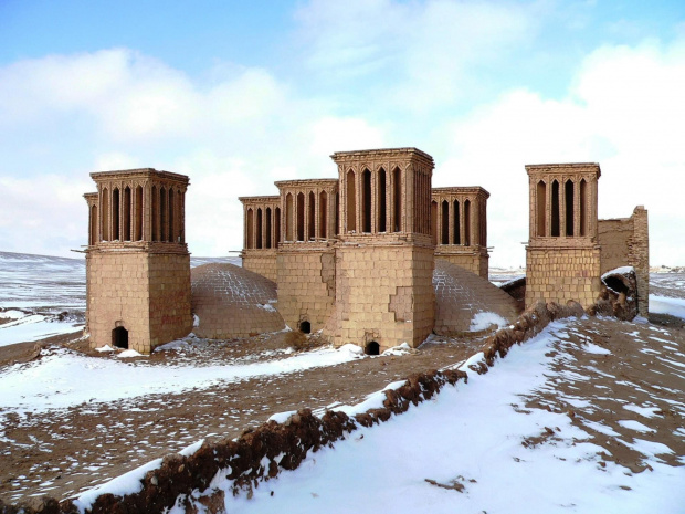 Yazd (okolice) - stara osada na pustyni (wieże wiatrowe)