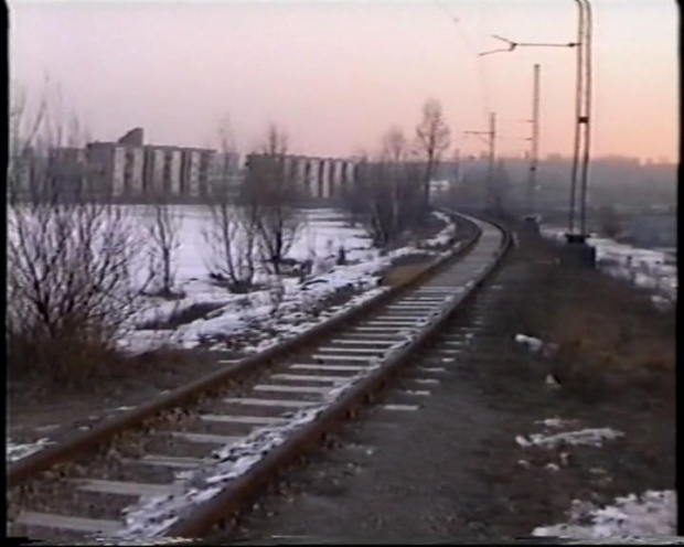 (Bocznica podsadzkowa Maciej - Szyb Północny KWK Halemba) w oddali widoczne jest jedno z Rudzkich osiedli w dzielnicy Bykowina. Zdjęcie pochodzi z nagrania kamerą które zostało wykonane w marcu 1996 roku.