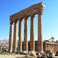 Baalbek - najwieksza kolumnada starozytnosci na tle swiatyni Bachusa