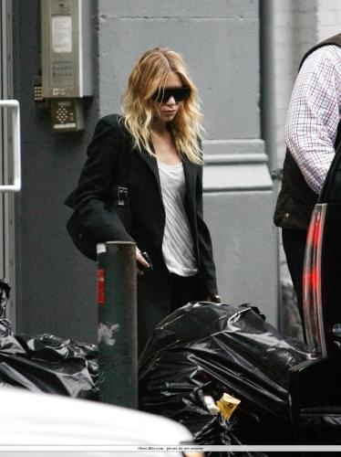 Ashley walking in NYC-paparazzi luty 2008