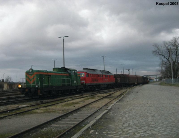 03.03.2008 SM42-908 + BR232 ze składem do Niemiec podczas formowania składu.