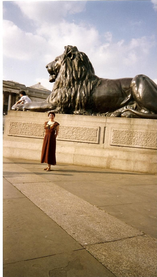 obok posągu lwa. Londyn sierpień 2004 #Londyn