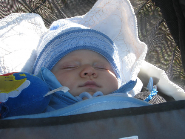 milutko się śpi z promykami słoneczka w wózku:D #niemowlaki