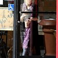 MK stops by Coffee Bean before heading to a hair salon in West Hollywood-paparazzi luty 2008