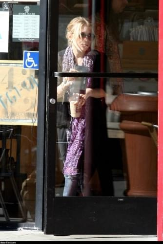 MK stops by Coffee Bean before heading to a hair salon in West Hollywood-paparazzi luty 2008