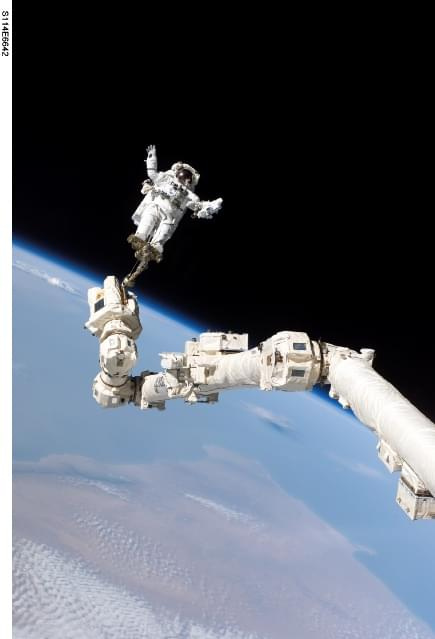 STS-114 Robinson na ramieniu Canadarm2