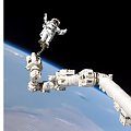 STS-114 Robinson na ramieniu Canadarm2