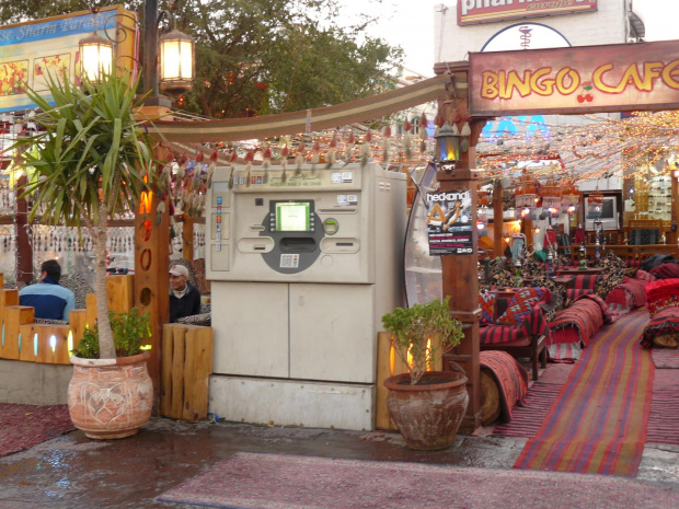 Pancerny bankomat na tle szmacianego baru beduińskiego #egipt #sharm #sheikh #bankomat #beduiński #bar