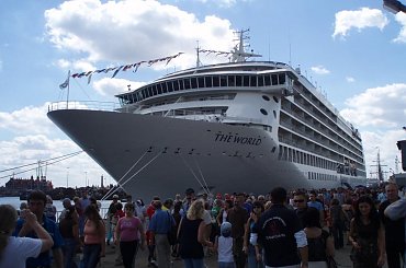 #Szczecin #Odra #rzeka #woda #błękit #niebo #chmury #regaty #WałyChrobrego #apartamentowiec