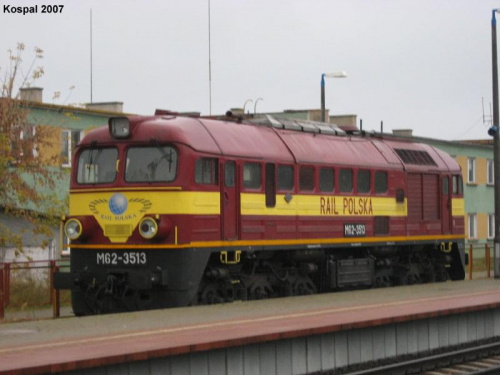 21.10.2007 (Rzepin) M62-3513 (Rail Polska) stoi na żeberku czekając na pociąg.