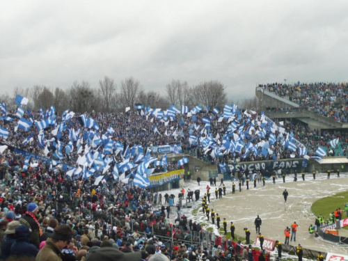 Flagowisko kibiców Ruchu podczas DeRbów z Górnikiem na Stadionie Śląskim
