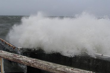 Fale sztormowe przy kołobrzeskim molo #sztorm #kołobrzeg
