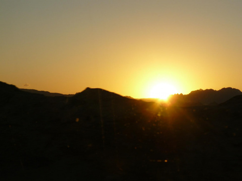 Słońce zachodzące nad pustynnymi górami. ;) #egipt #słońce #pustynia #zachód