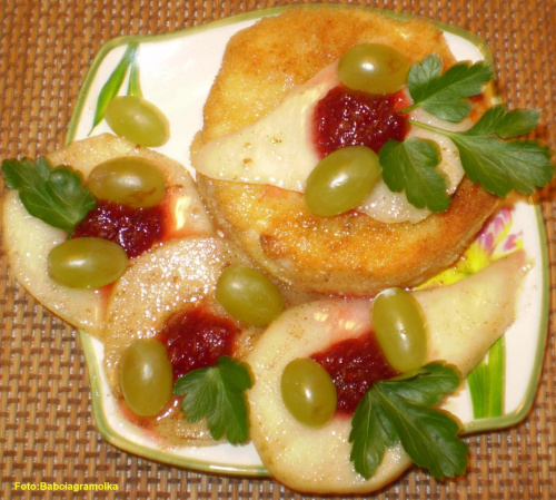 Camembert smażony z gruszką.Przepisy: www.foody.pl , WWW.kuron.pl i http://kulinaria.uwrocie.info/ #przystawki #ser #jedzenie #kulinaria #camembert #gruszka