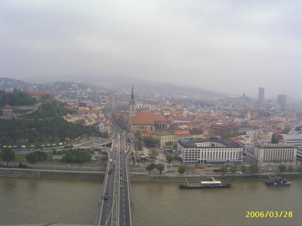 Widok z mostu SNP na Dunaj i most...