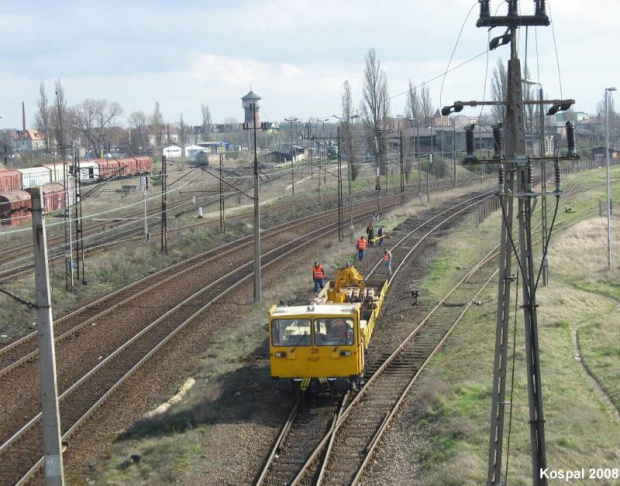 08.04.2008 WM15 firmy PNI wykonująca wymianę podkładów na torze 100 łączącym poziomy stacji.