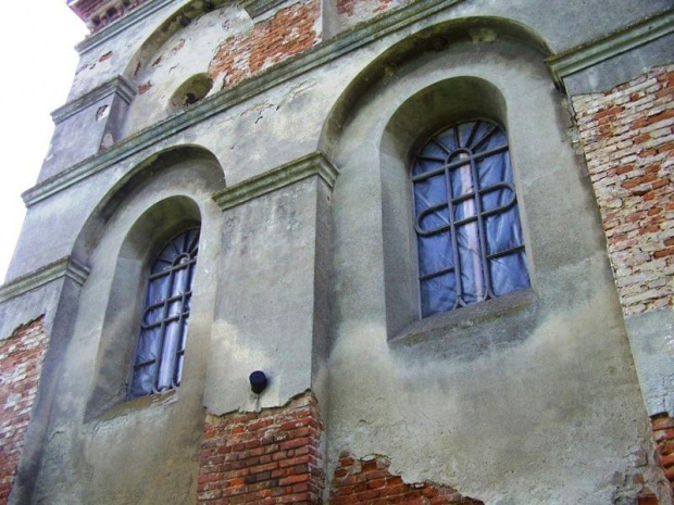 Stara Sól - pocisk wbity w ściane Kościoła