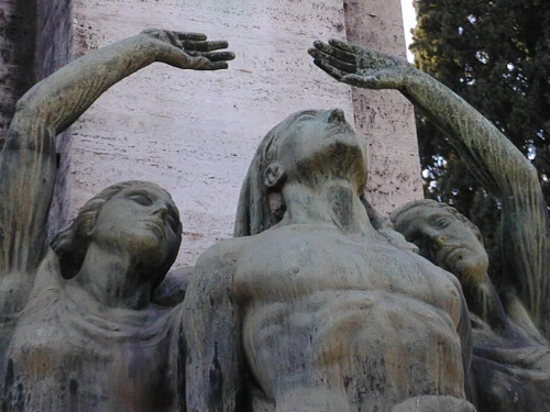 ręce i oczy wzniesione ku niebu #cmentarz #rzym #roma #ręce #posąg