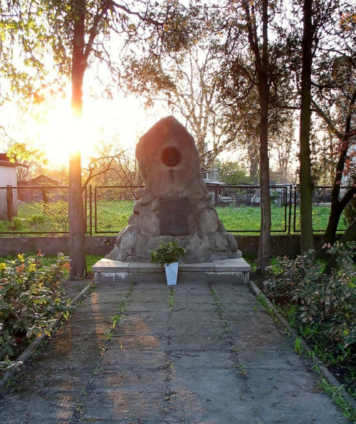 KOLUSZKI, OBELISK KU CZCI TADEUSZA KOŚCIUSZKI, ZNISZCZONY W 1939 ROKU ODBUDOWANY W 1967 ROKU #Koluszki #obelisk #pomnik #TadeuszKościuszko #zdjęcie #foto