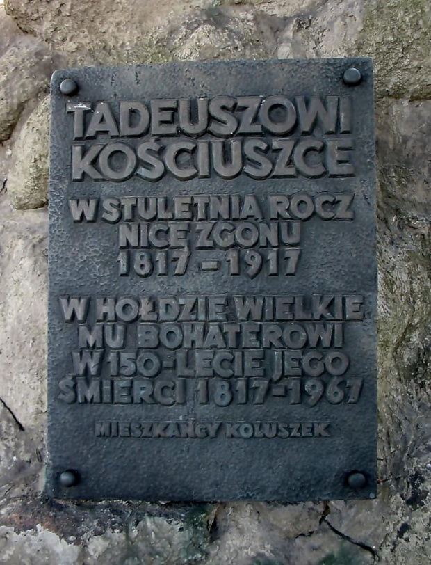 KOLUSZKI, OBELISK KU CZCI TADEUSZA KOŚCIUSZKI, ZNISZCZONY W 1939 ROKU ODBUDOWANY W 1967 ROKU #Koluszki #obelisk #pomnik #TadeuszKościuszko #zdjęcie