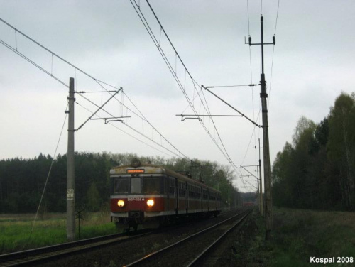 25.04.2008 Szlak Kostrzyn - Namyślin, EN57-1538 jako pociąg osobowy do Szczecina Gł opuszcza Kostrzyn.