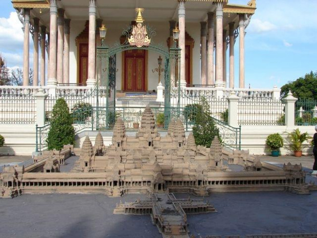 makieta Angkor Wat, Kompleks pałacowo-świątynny w Phnom Penh