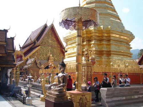 Wat Phrathat Doi Suthep - świątynia buddyjska na wzgórzu Doi Suthep niedaleko Chiang Mai