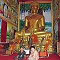 jedna ze świątyń w Vientiane i dwaj "modele", którzy chcieli, żeby zrobić im zdjęcie przed Buddą
