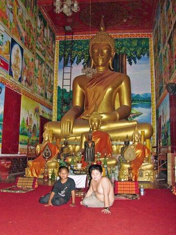 jedna ze świątyń w Vientiane i dwaj "modele", którzy chcieli, żeby zrobić im zdjęcie przed Buddą